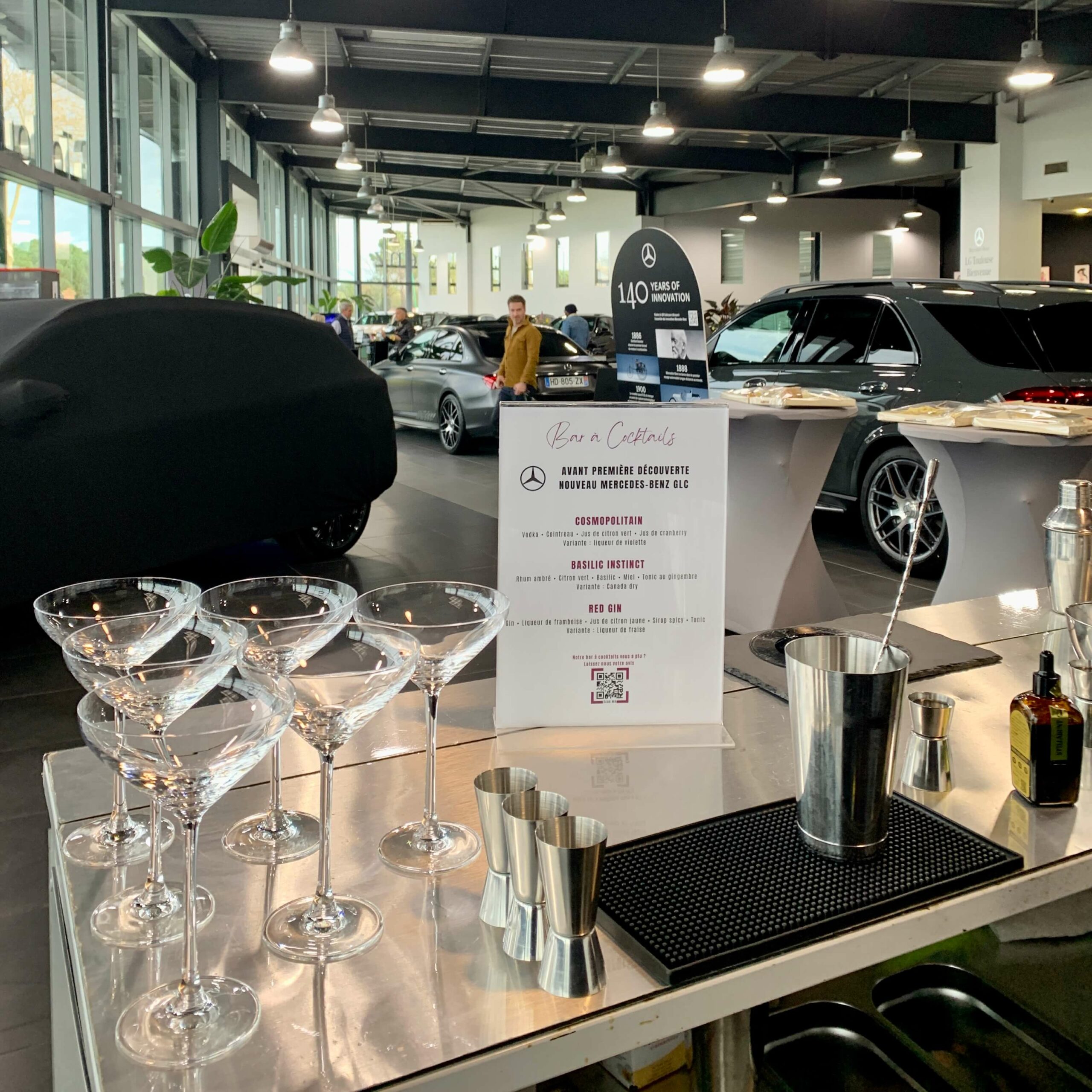bar a cocktails mobile personnalisé lors d'un lancement de vehicule chez un concessionnaire a toulouse