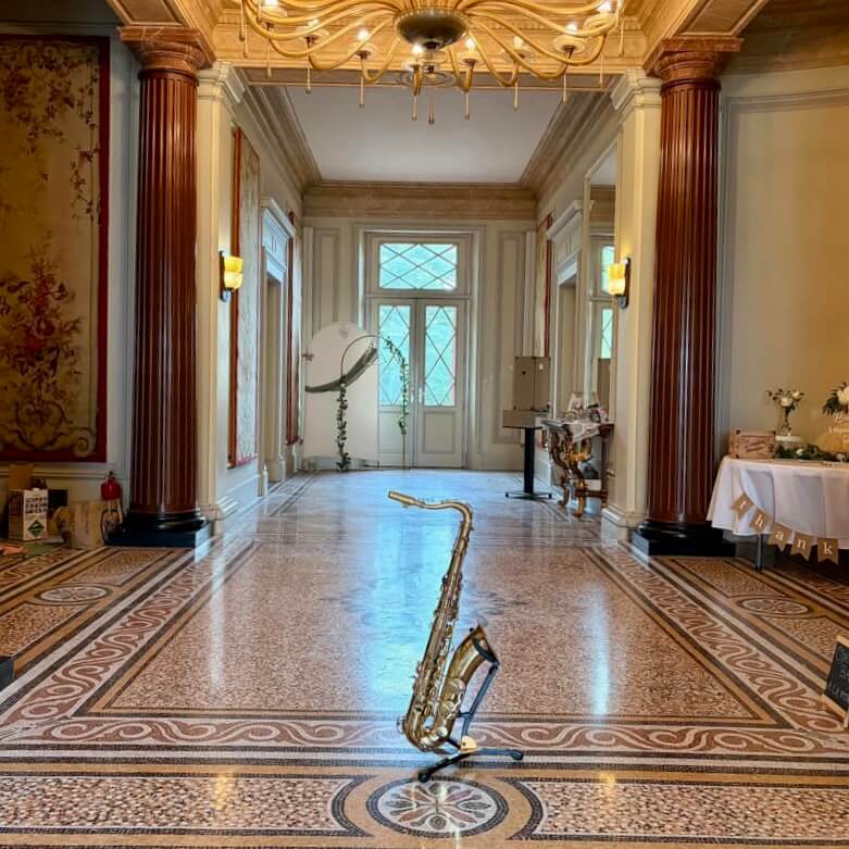 saxophoniste lors du vin d'honneur pour un mariage à toulouse